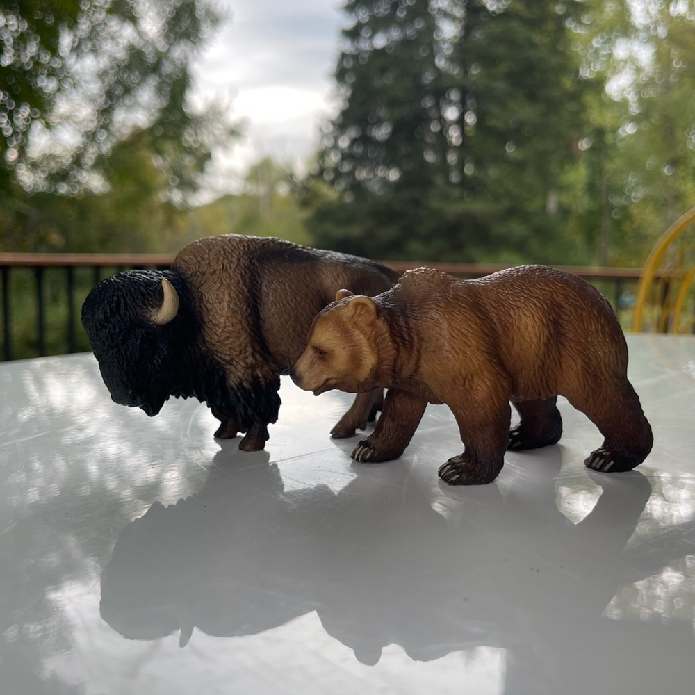 Schleich wilderness - buffalo retired 2005 & grizzly bear 2003